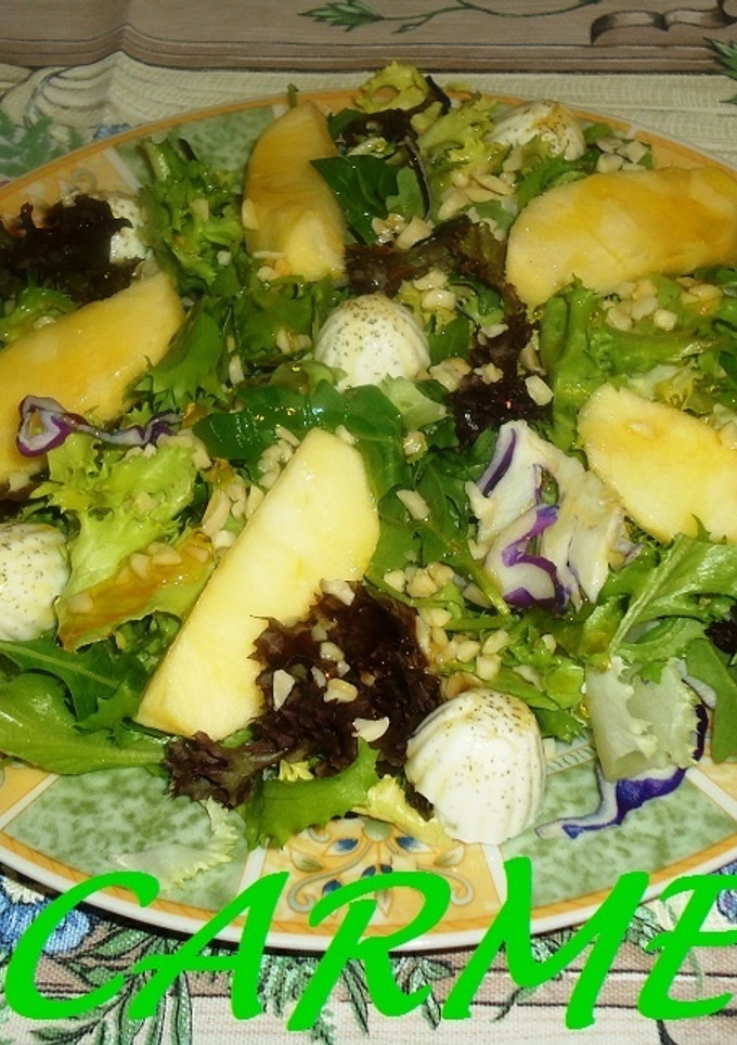 Una foto de Ensalada fresca con Burguitos y manzana