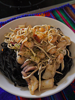 Una foto de Pasta negra con gulas y sepia al ajillo