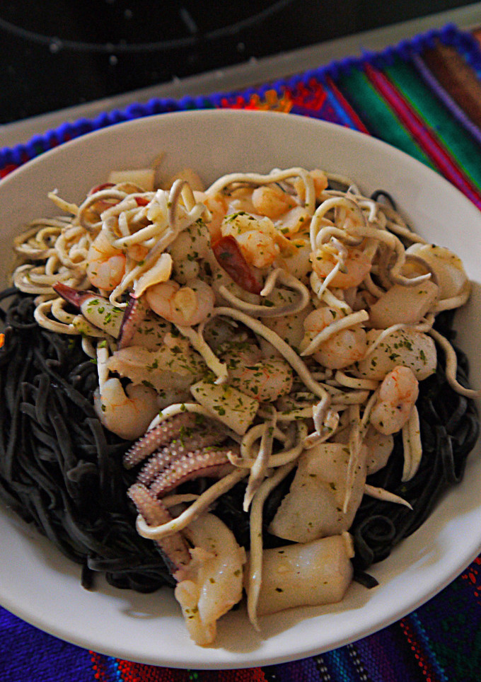 Una foto de Pasta negra con gulas y sepia al ajillo