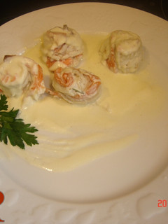Una foto de Rollito de lenguado con salmón al cava