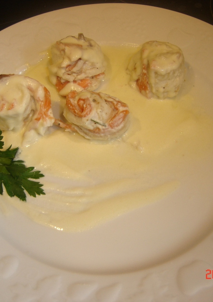 Una foto de Rollito de lenguado con salmón al cava
