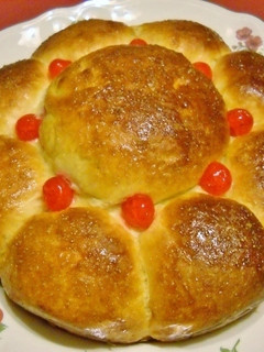 Una foto de Brioche portugués con arándanos