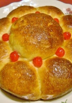 Una foto de Brioche portugués con arándanos