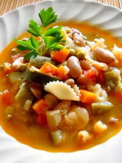 Una foto de Sopa minestrone con judías canela