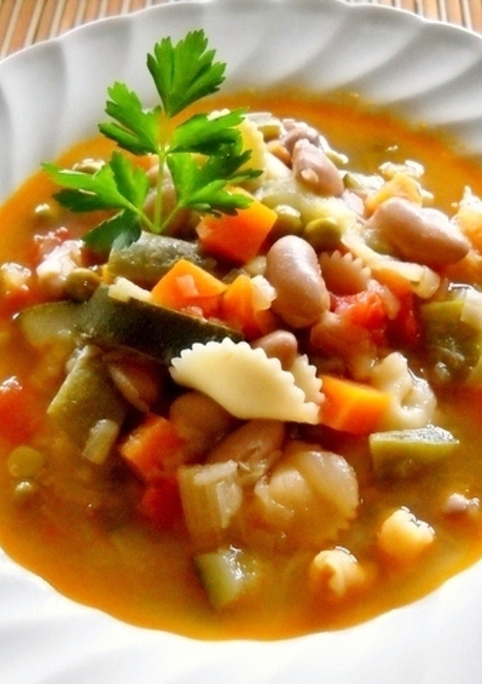 Una foto de Sopa minestrone con judías canela