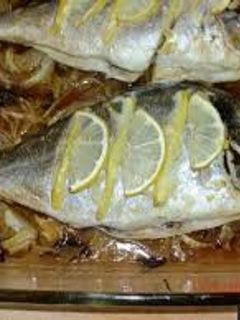 Una foto de Dorada al horno con cebollas
