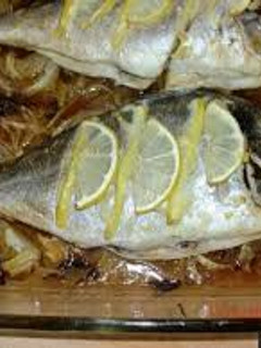 Una foto de Dorada al horno con cebollas