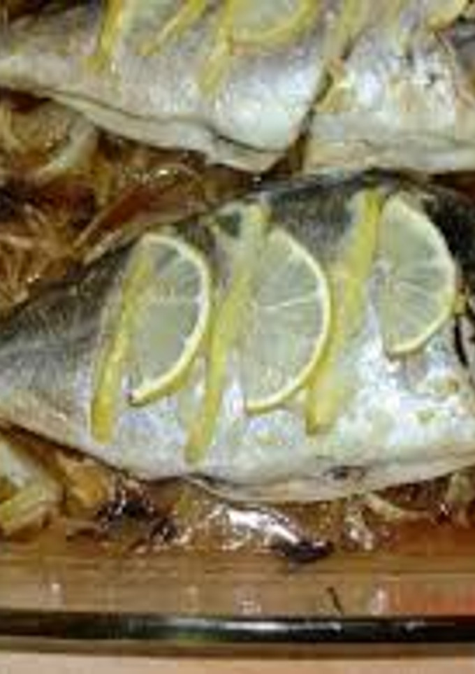 Una foto de Dorada al horno con cebollas