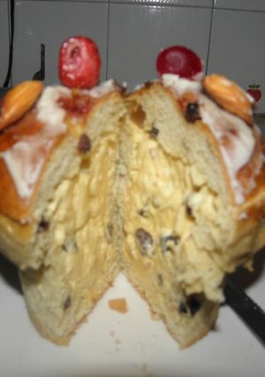 Una foto de Pan dulce navideño relleno con helado