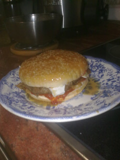 Una foto de Hamburguesa de venao, champiñones y queso brie