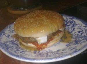 Una foto de Hamburguesa de venao, champiñones y queso brie