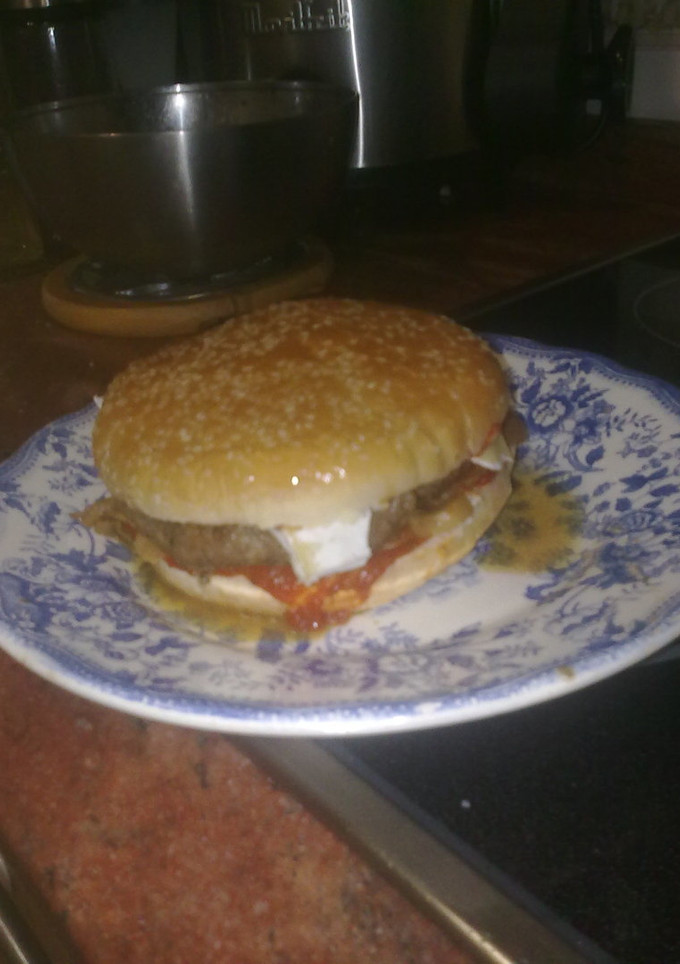 Una foto de Hamburguesa de venao, champiñones y queso brie