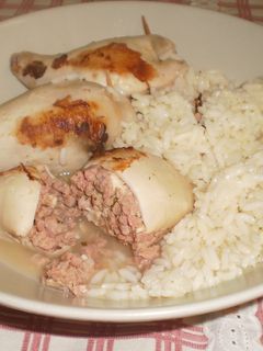 Una foto de Calamares rellenos de carne picada con vino