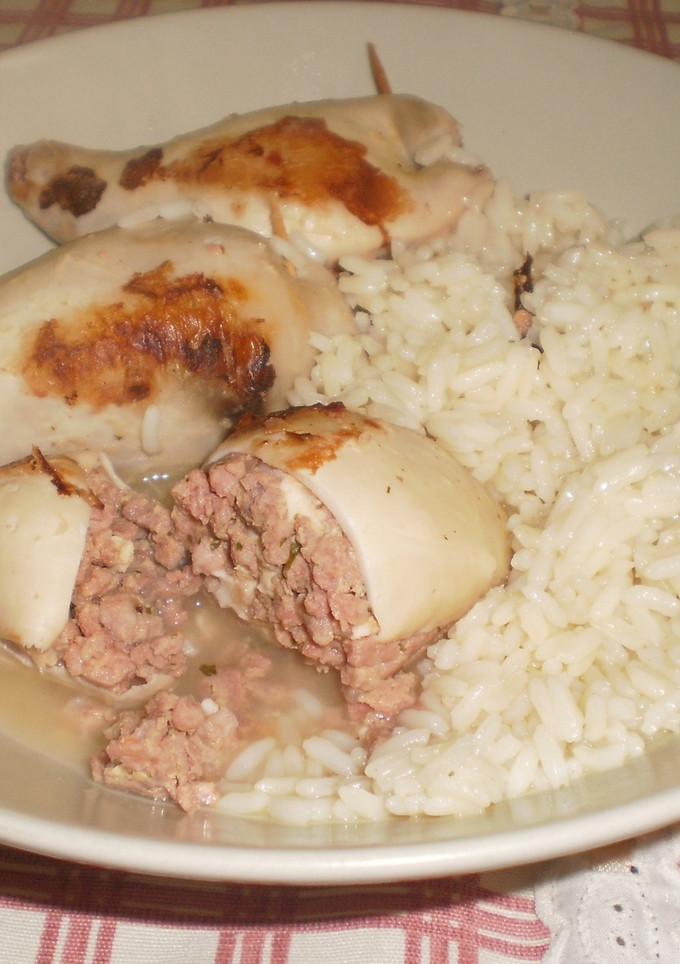 Una foto de Calamares rellenos de carne picada con vino