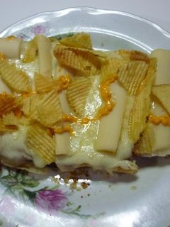 Una foto de Pizza con palmitos y papas fritas 