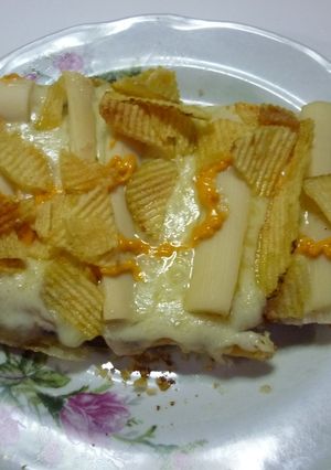Una foto de Pizza con palmitos y papas fritas 