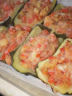 Una foto de Calabacines rellenos de jamón y tomate