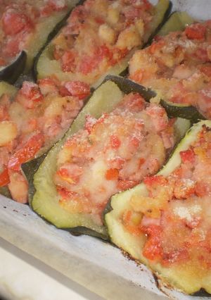 Una foto de Calabacines rellenos de jamón y tomate