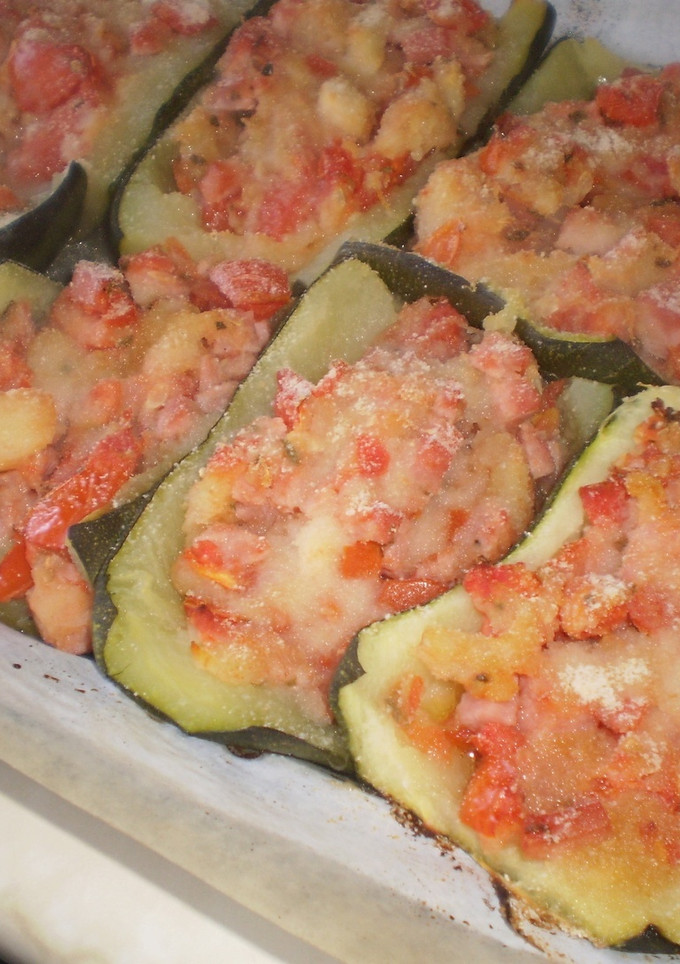 Una foto de Calabacines rellenos de jamón y tomate