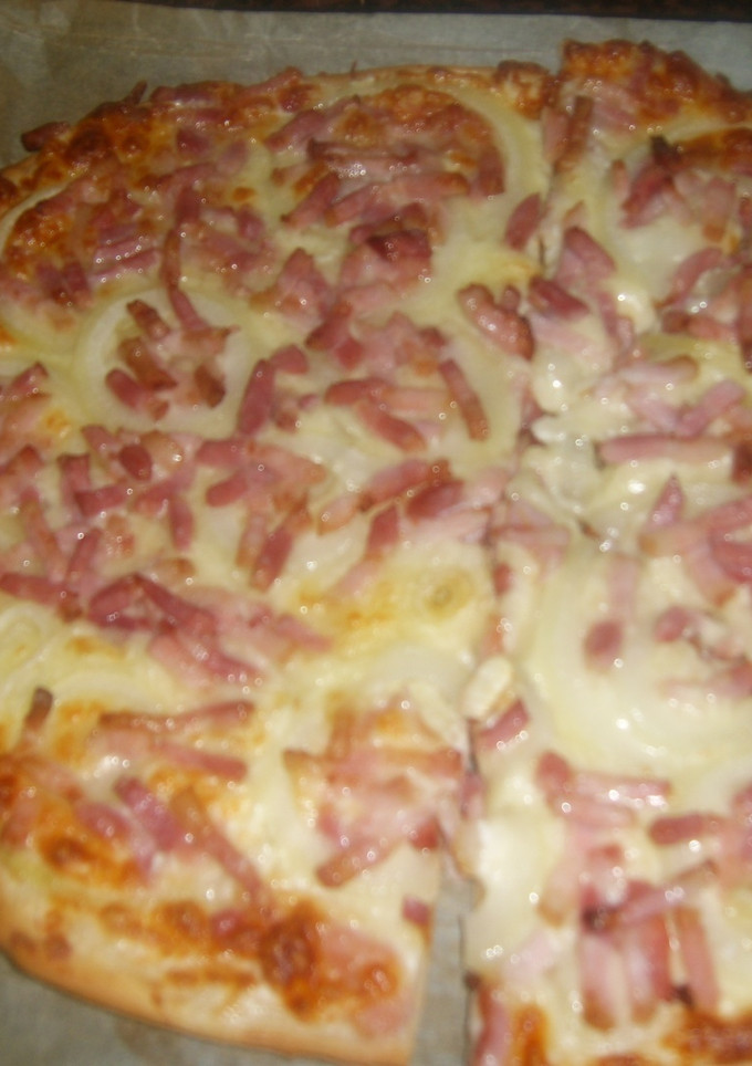 Una foto de Pizza a la carbonara con tocino y nata