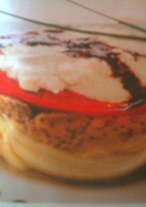 Una foto de Escalivada con queso de cabra