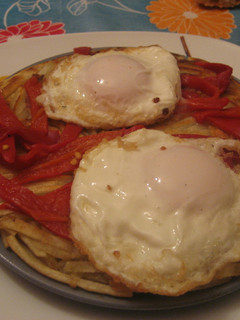Una foto de Torta de patatas con huevos fritos
