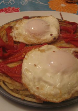 Una foto de Torta de patatas con huevos fritos