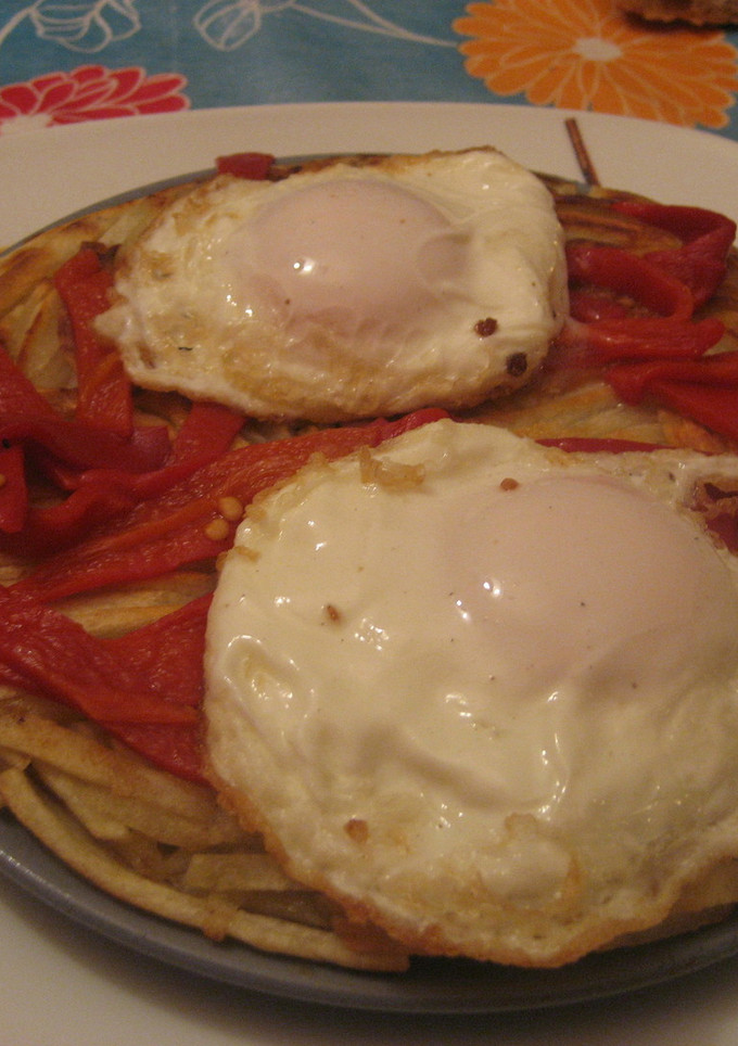 Una foto de Torta de patatas con huevos fritos
