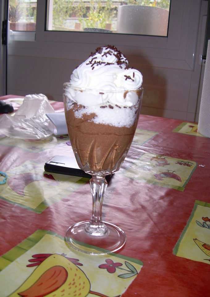 Una foto de Mousse de chocolate y nata