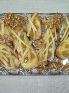 Una foto de Tostas de queso con nueces