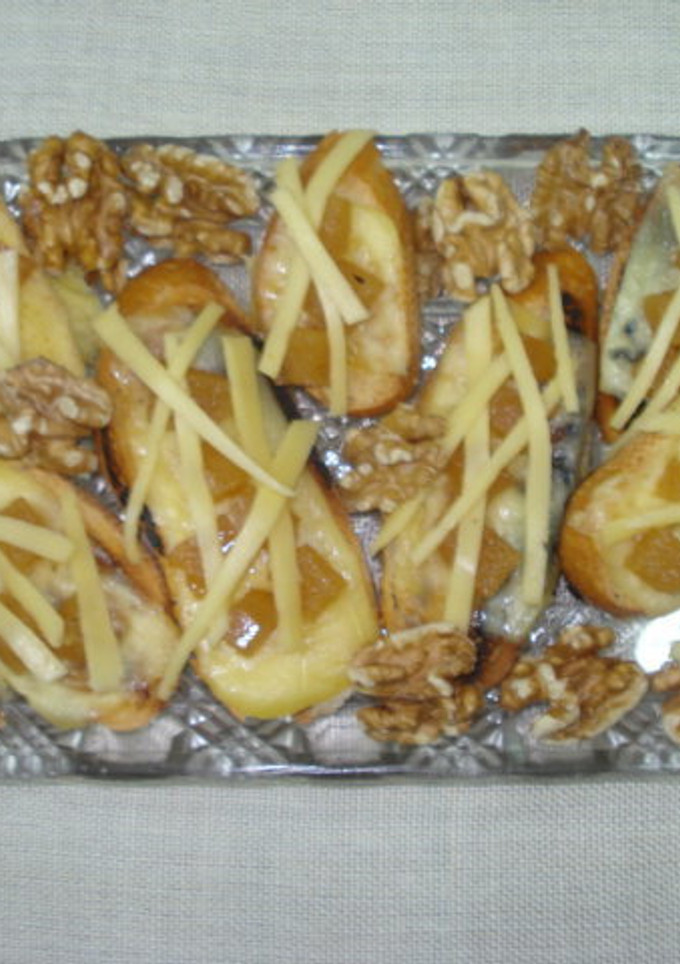 Una foto de Tostas de queso con nueces