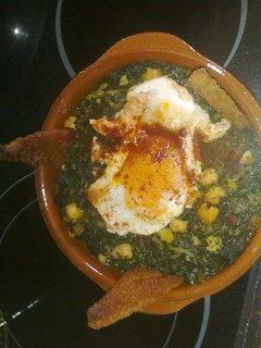 Una foto de Espinacas con garbanzos y huevo