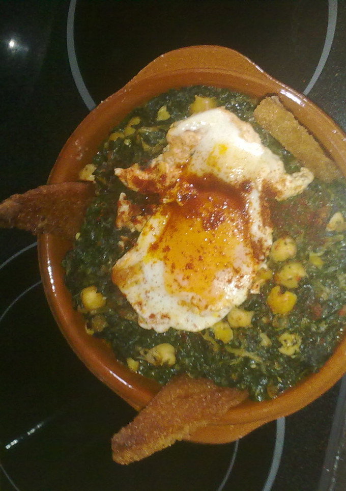 Una foto de Espinacas con garbanzos y huevo