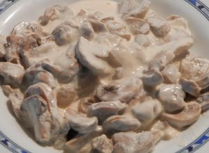 Foto principal de Salsa de champiñones laminados con vino blanco