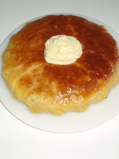 Una foto de Savarina embebido al coñac con crema souflé