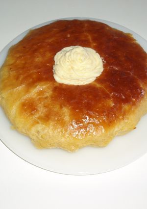 Una foto de Savarina embebido al coñac con crema souflé
