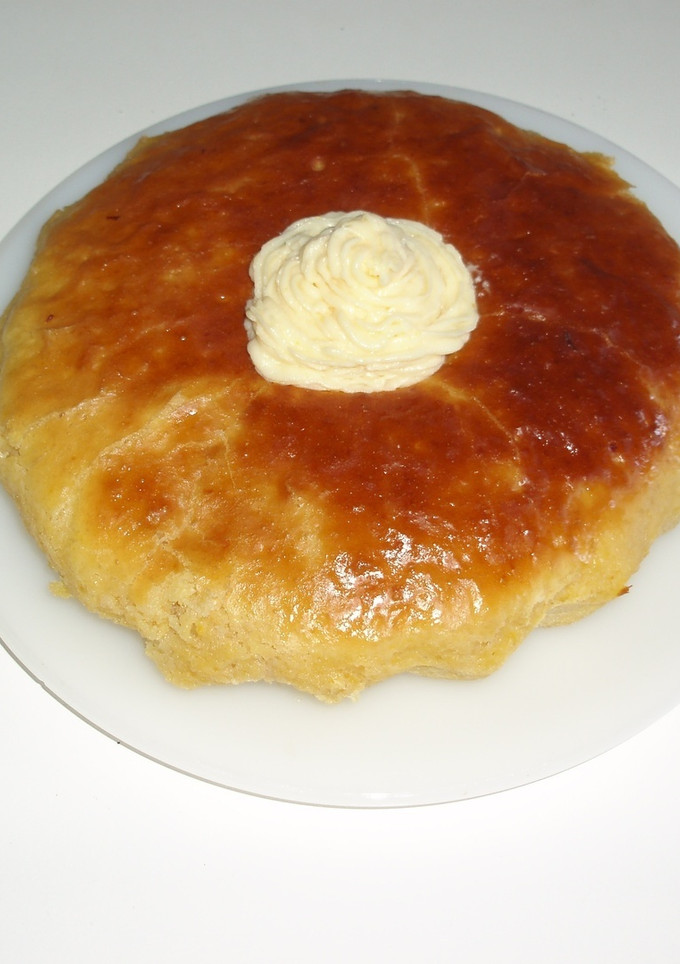 Una foto de Savarina embebido al coñac con crema souflé