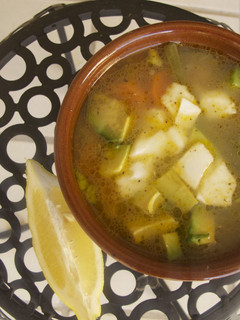 Una foto de Caldo Tlalpeño con queso chihuahua