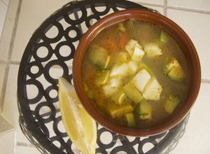 Una foto de Caldo Tlalpeño con queso chihuahua