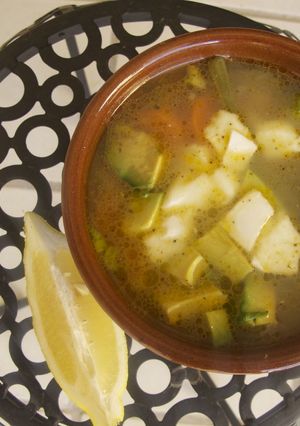 Una foto de Caldo Tlalpeño con queso chihuahua