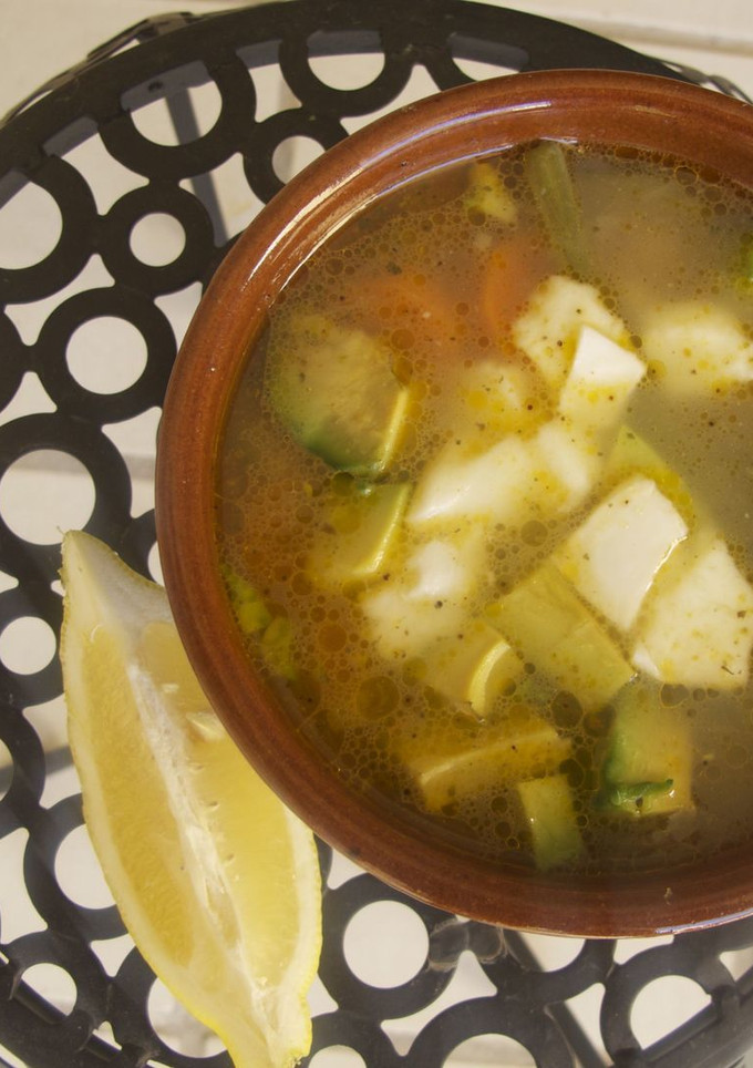 Una foto de Caldo Tlalpeño con queso chihuahua