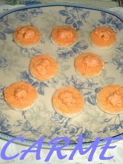Una foto de Canapés de salsa rosa y alcaparras