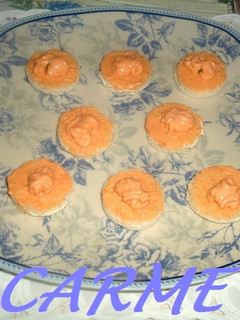 Una foto de Canapés de salsa rosa y alcaparras