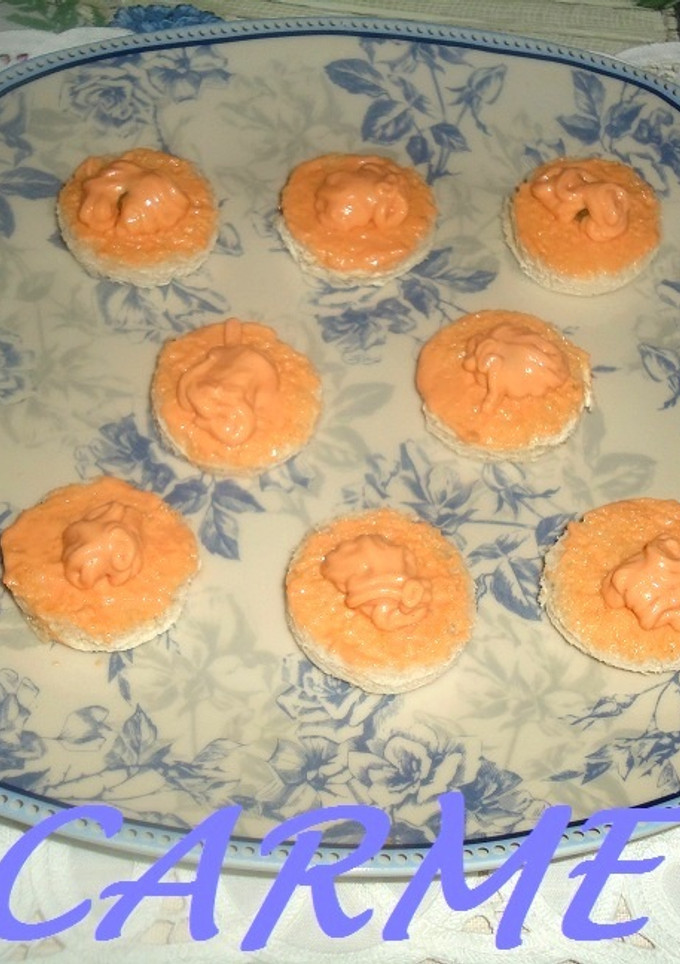 Una foto de Canapés de salsa rosa y alcaparras