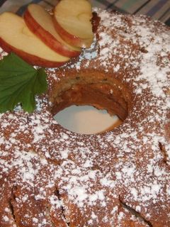 Una foto de Pastel rápido de manzana con nueces y enebro