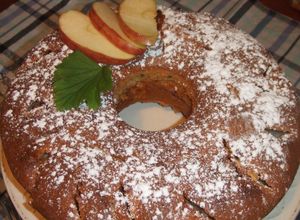 Una foto de Pastel rápido de manzana con nueces y enebro