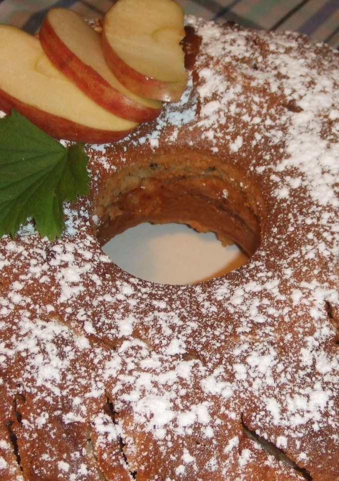 Una foto de Pastel rápido de manzana con nueces y enebro