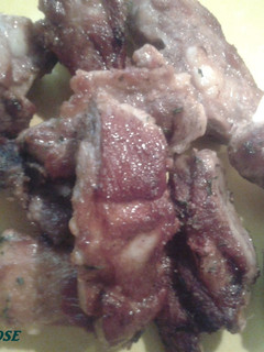 Una foto de Costillas a la mostaza y hierbas