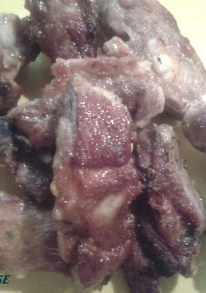 Una foto de Costillas a la mostaza y hierbas