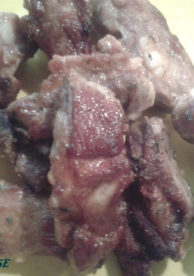 Una foto de Costillas a la mostaza y hierbas